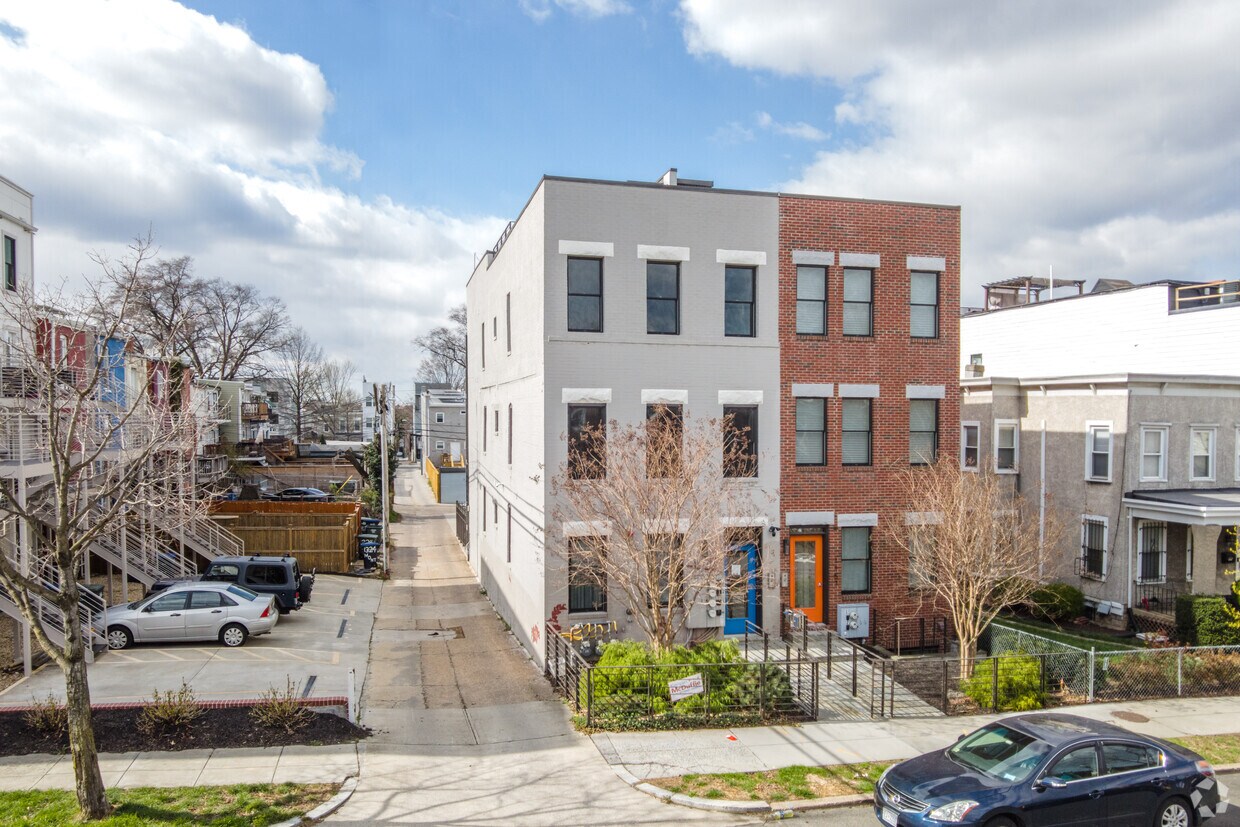 Primary Photo - 1159 Oates St NE