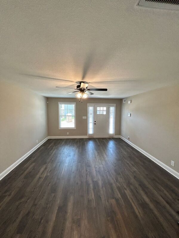 Foto del edificio - 1220 Racker Dr