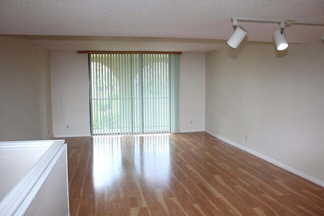 Building Photo - 2820 Tennis Club Dr