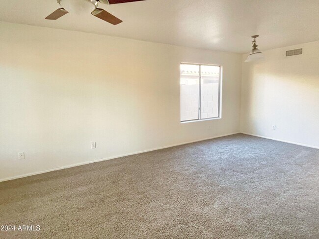 Foto del edificio - 715 E Beargrass Pl
