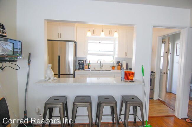Building Photo - 227 Avenida Santa Barbara