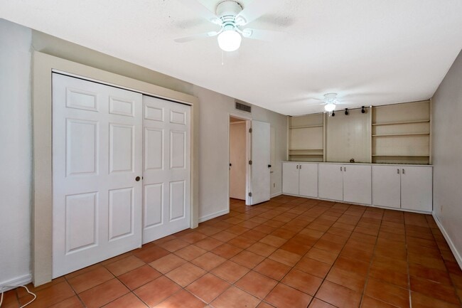 Foto del edificio - 6-Bedroom Residence Featuring Pool, Turf Yard & 2-Car Garage