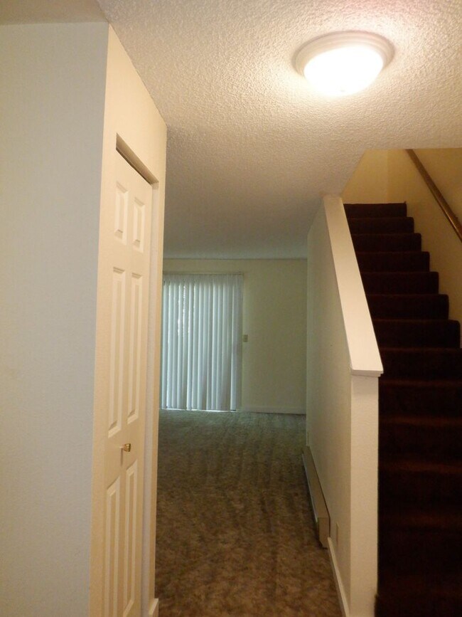 Building Photo - NE Bend 2bed/1.5bath Townhome near St Charles