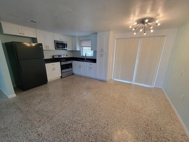 Building Photo - 13637 Maria Dr