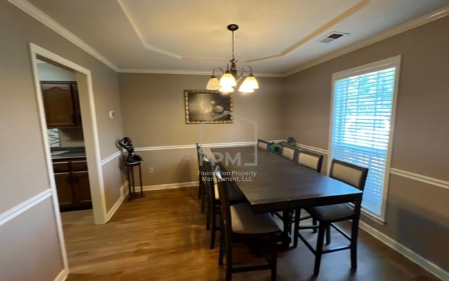 Building Photo - 1095 Carriage Dr S