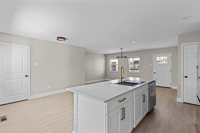 Building Photo - 2180 Glenoro Dr