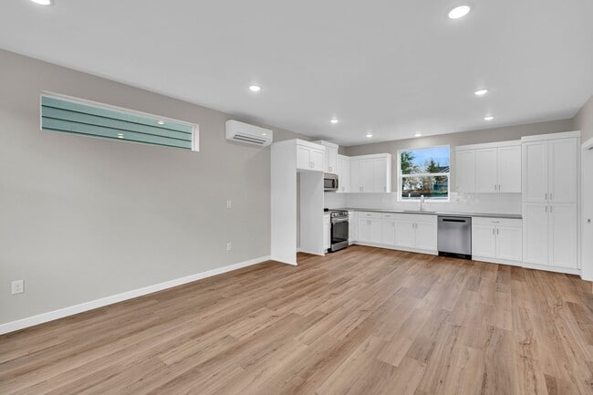 Building Photo - Move In Special Up to 3 Months Free - Newb...
