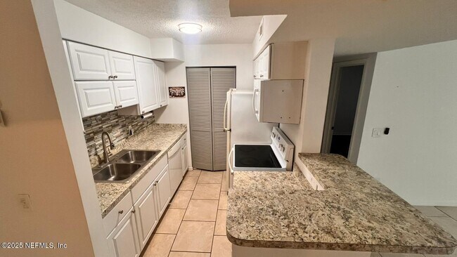 Building Photo - 10200 Belle Rive Blvd