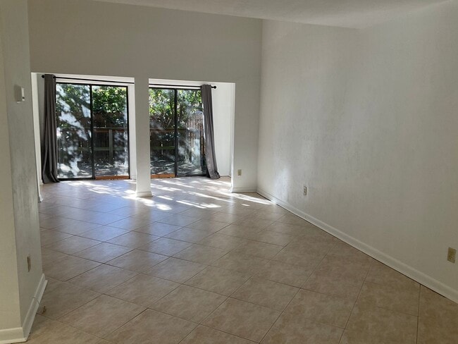 Building Photo - Great Unit In Green Leaf