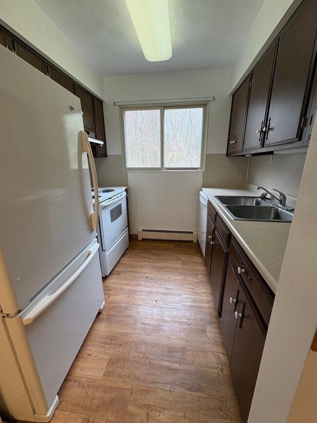 Foto del edificio - 624 Garrison Rd