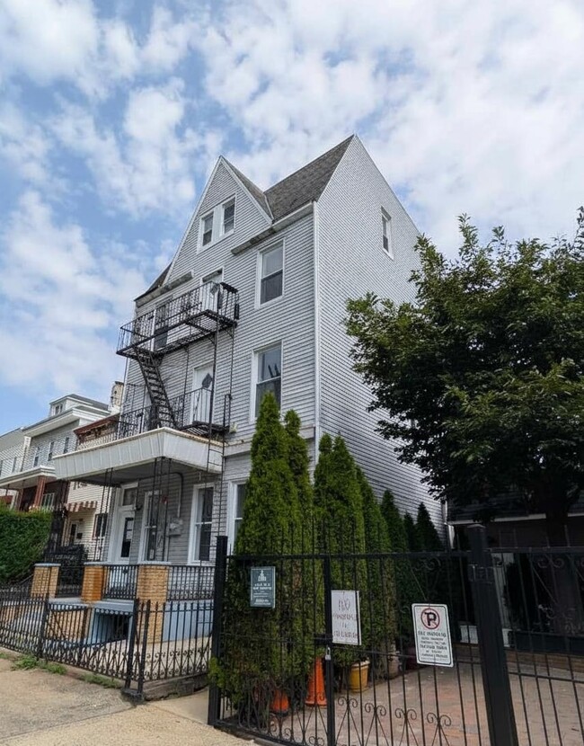 Building Photo - 10 Sherman Pl