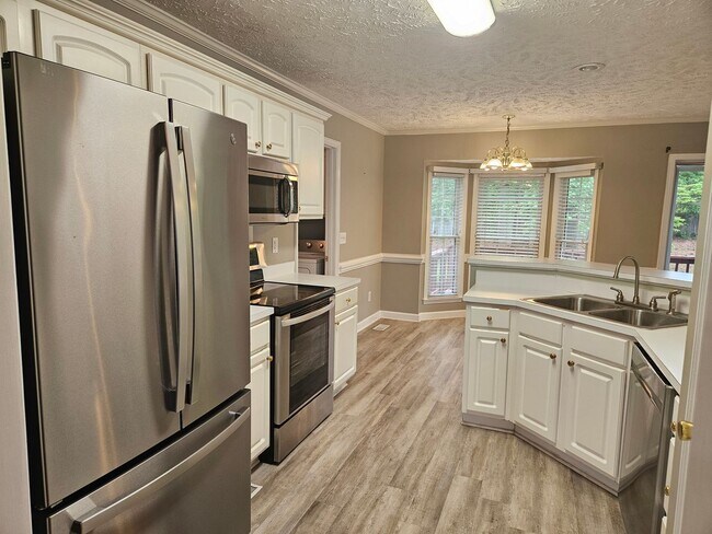 Foto del edificio - 4 Bedroom, 2.5 Bath Home Located in the Es...