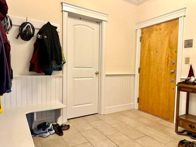 Building Photo - 27 Glenville Ave