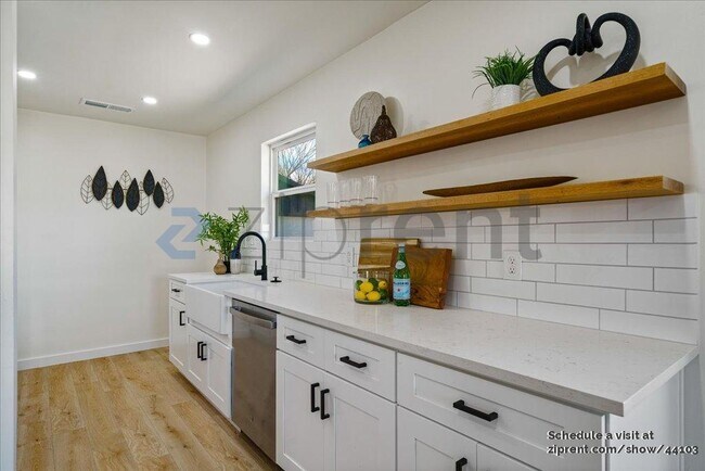 Foto del edificio - 6811 Montana St