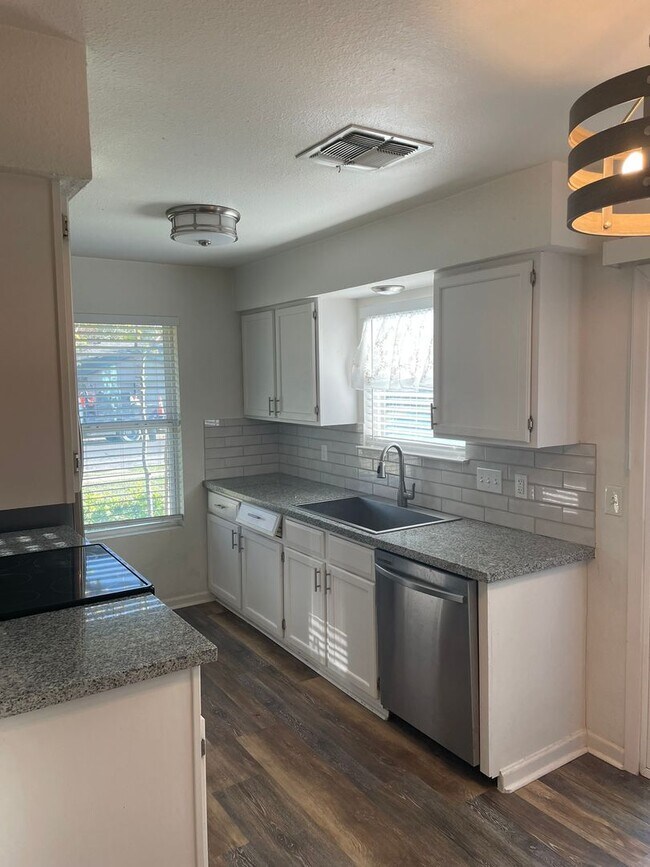 Building Photo - Fagelman Properties #11 (8801 Pineridge Dr)