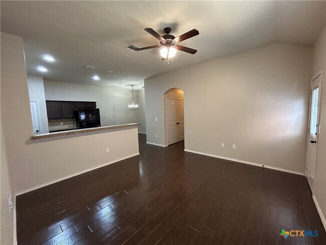 Foto del edificio - 692 Creekside Cir