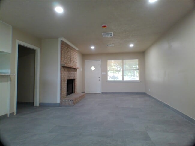 Building Photo - 601 Fresa Rd