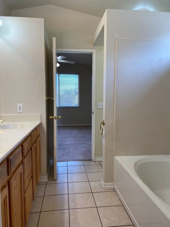 Building Photo - Spacious 3 bedroom, 2.5 bath home in  Gate...
