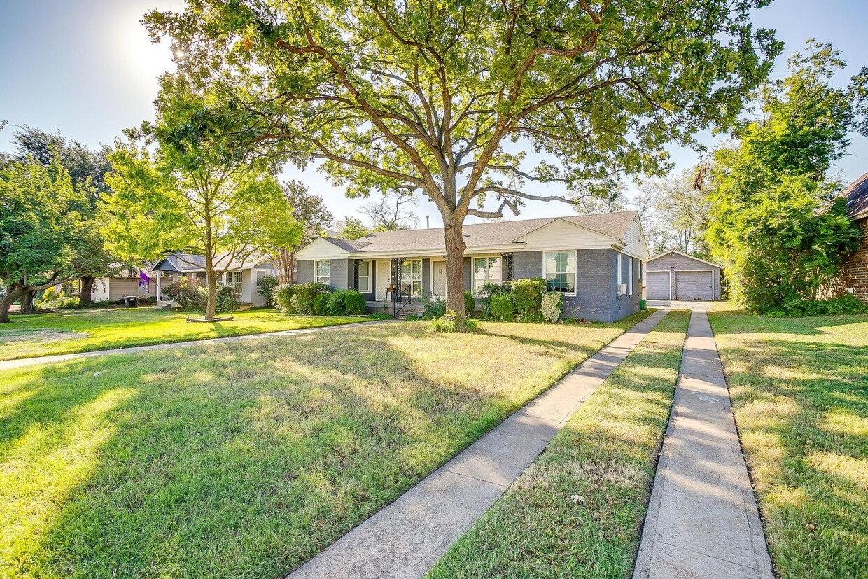 Building Photo - One Side of Great Duplex Near TCU- 2 Bed, ...