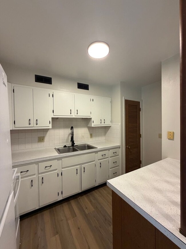 Building Photo - 2014 W Woodriver Dr