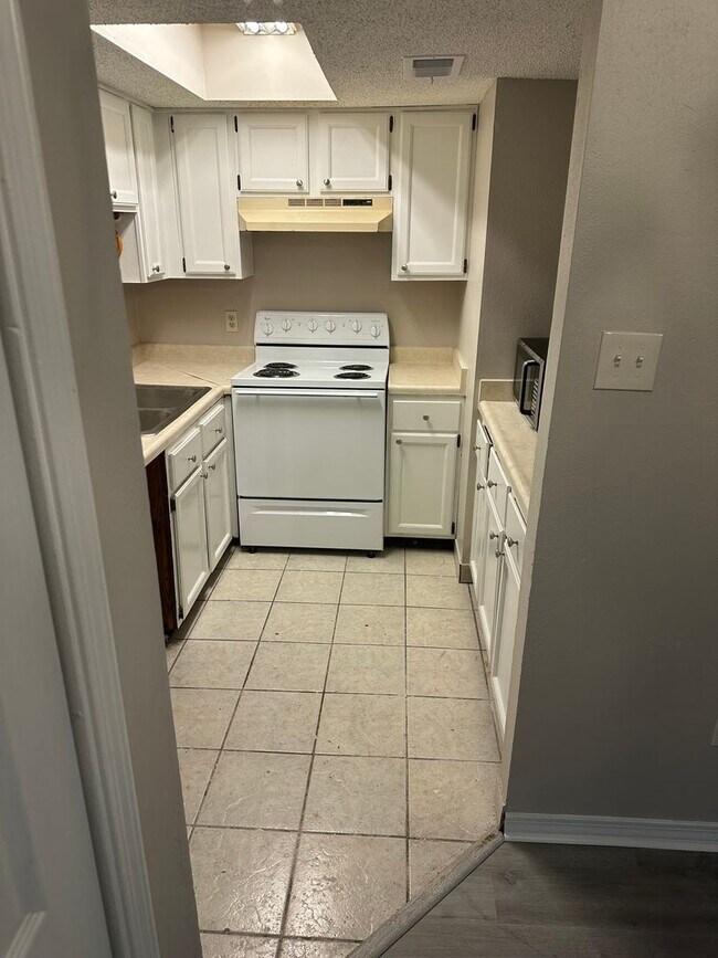 Foto del edificio - Available Now!