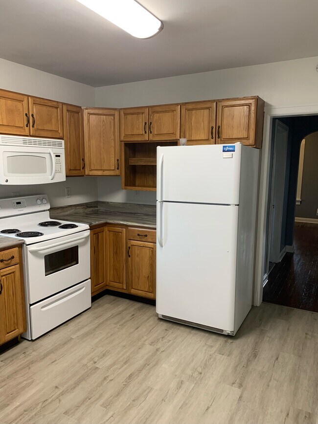 Very Large Kitchen - 2101 Hensch St