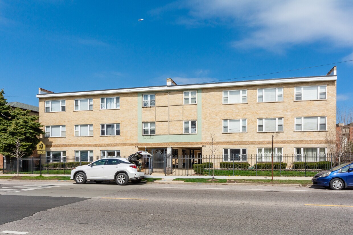 Primary Photo - 2636 W Foster Ave