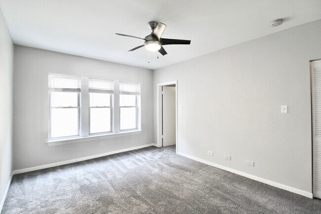 Foto del edificio - 2404 N Kilbourn Ave
