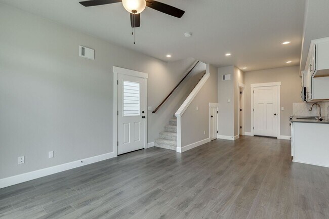 Building Photo - Newer Craftsman 2br 1,5 ba home w/ Garage ...
