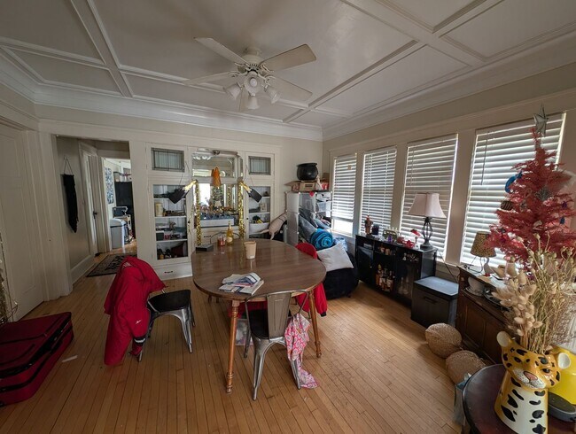 Foto del edificio - 3246-3246 N Oakland Ave