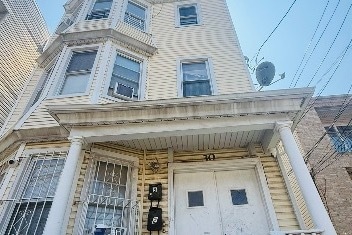 Building Photo - 30 Wainwright St