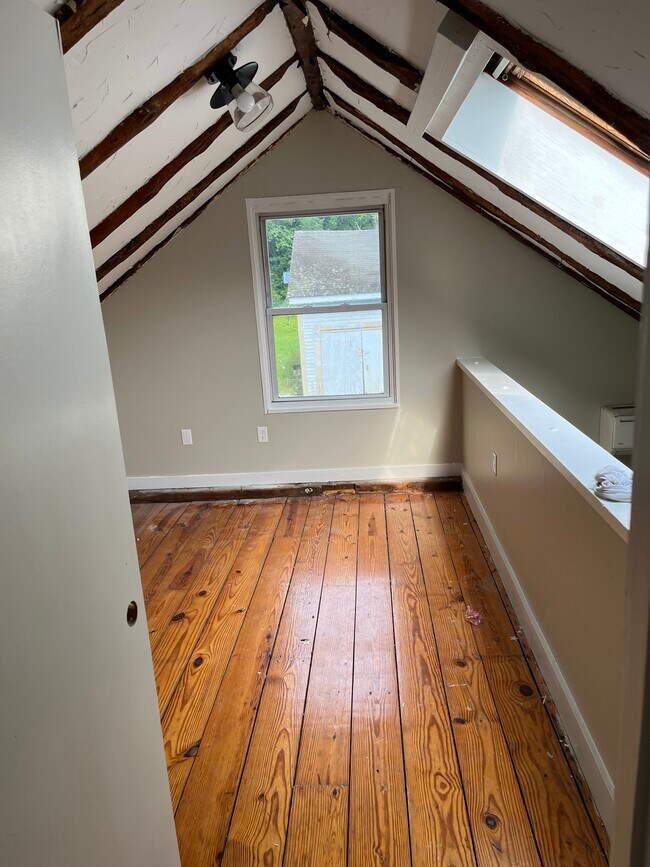 Bonus 2nd bed/office loft - 30 N East St