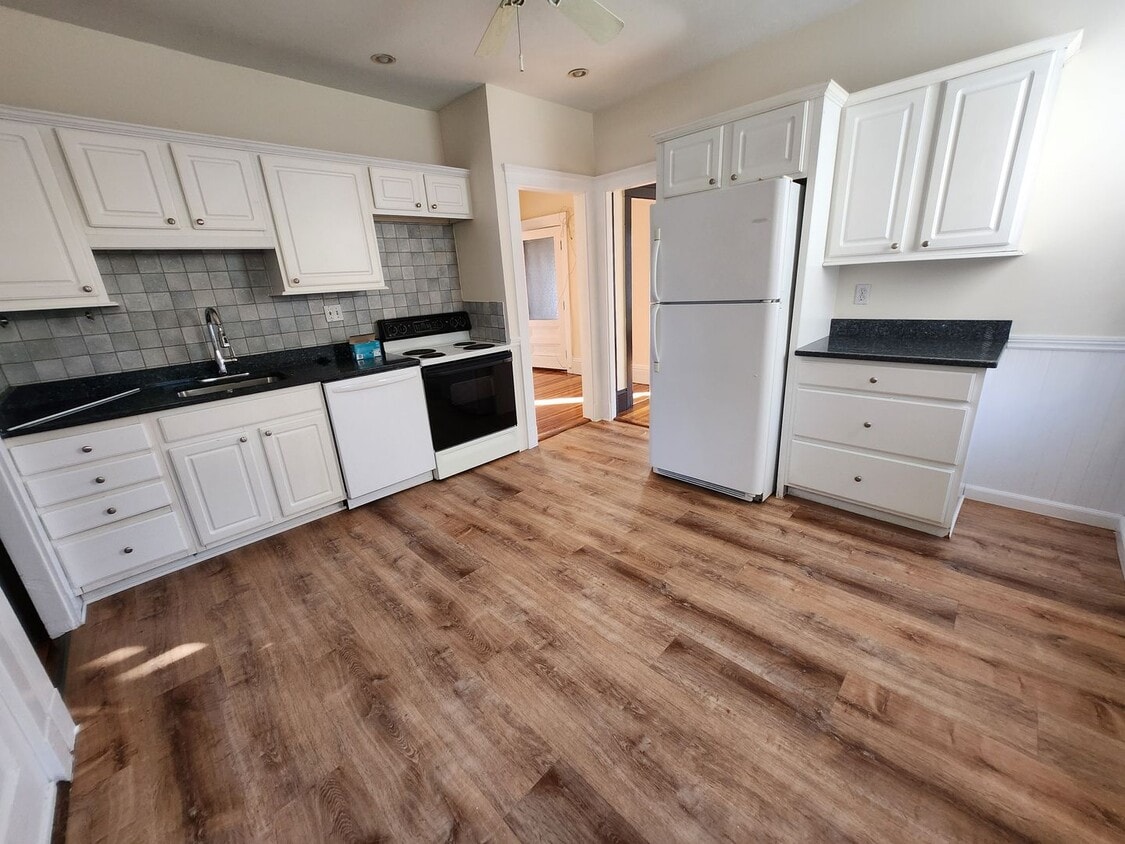 Primary Photo - Third Floor 3 Bd 1 Bath Near JFK T Station...