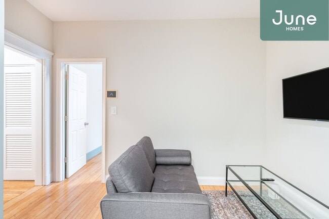 Building Photo - ROOM ONLY in 2-bed/1.0-bath Home