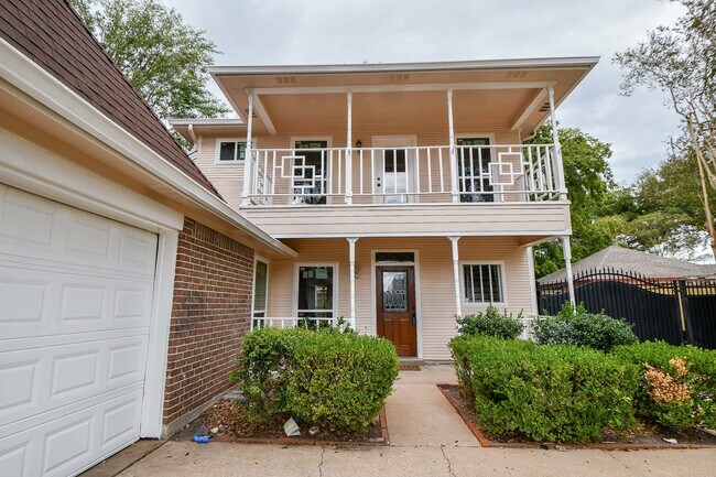 Building Photo - 14938 Mesita Dr