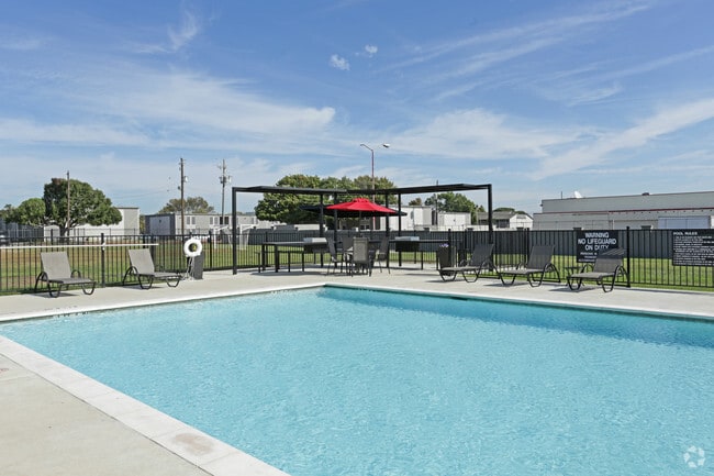POOL - Vistas on the Park