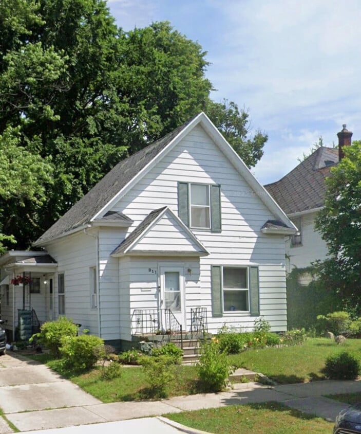 Photo - 911 E Washington St (South Bend, IN)