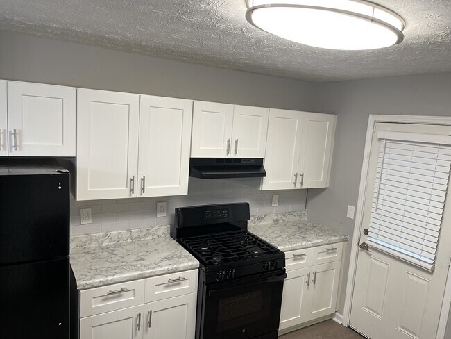 Updated Kitchen - 810 Bellemeade Way SW