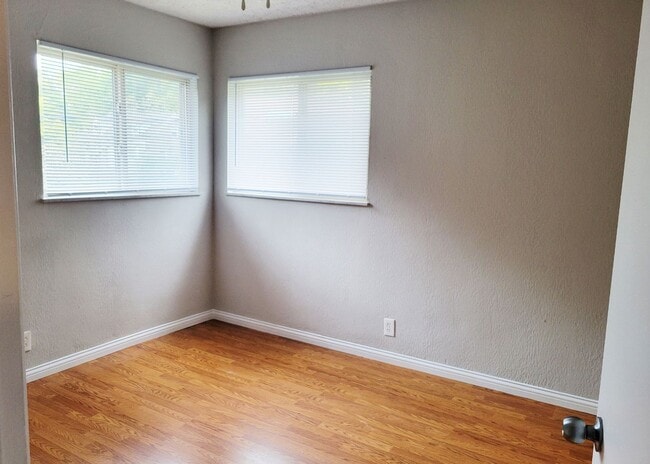 Building Photo - 563 Lowell Ave