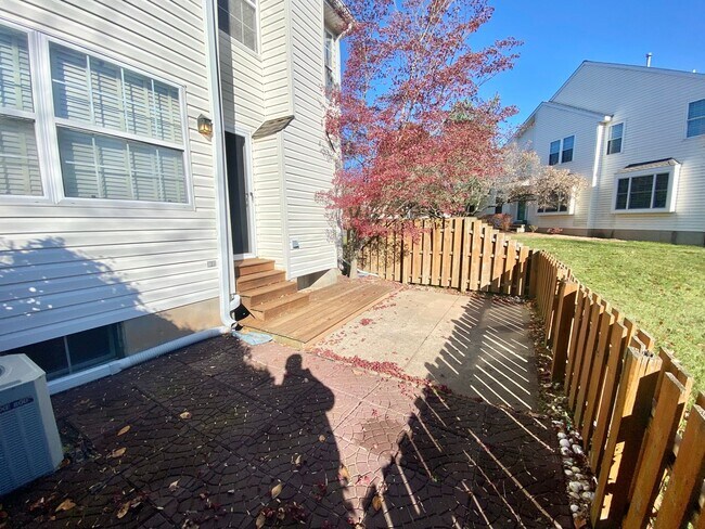 Foto del edificio - Beautiful Yardley Townhome