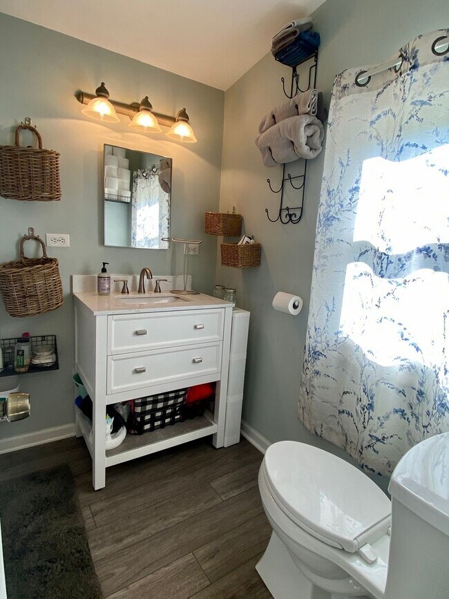 Foto del edificio - CUTE COTTAGE ON 1 ACRE - CLOSE TO DOWNTOWN...