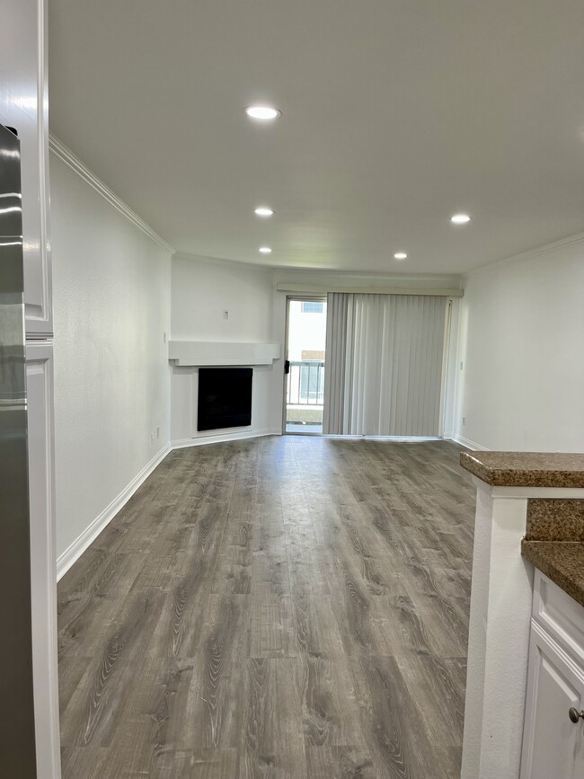 New wood-like floors, fireplace, view balcony! - 21400 Burbank Blvd