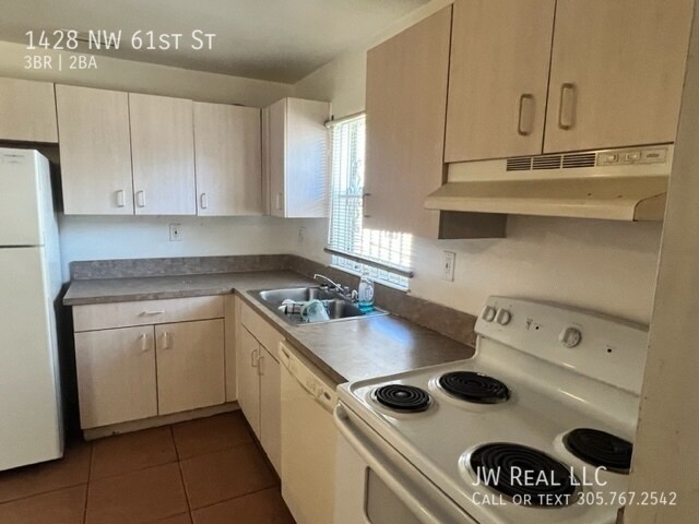 Foto del edificio - Single family 3 bed 2 full bath plus large...