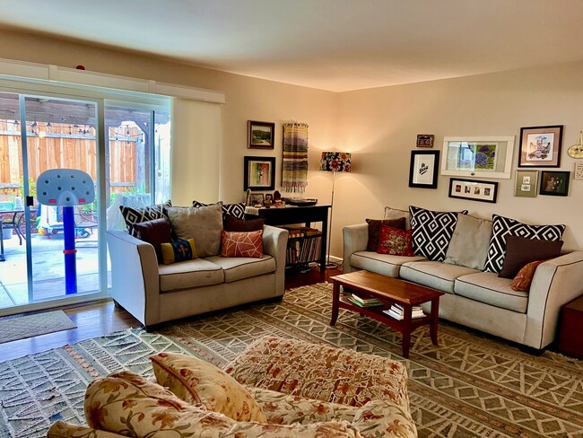Foto del edificio - 7247 Eckstrom Ave