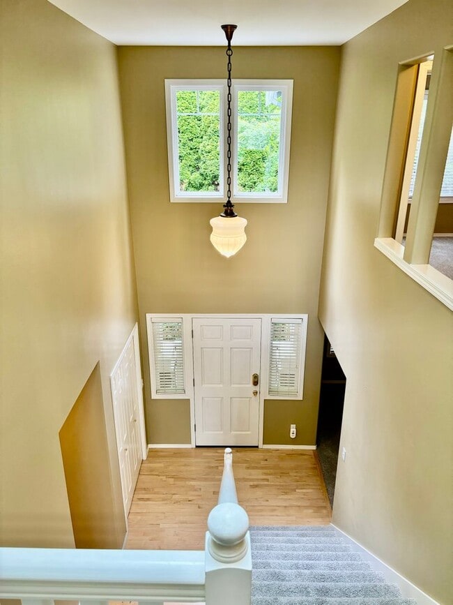 Photo - 4 Bed / 2.5 Bath Bellevue/Lake Sammamish s... House