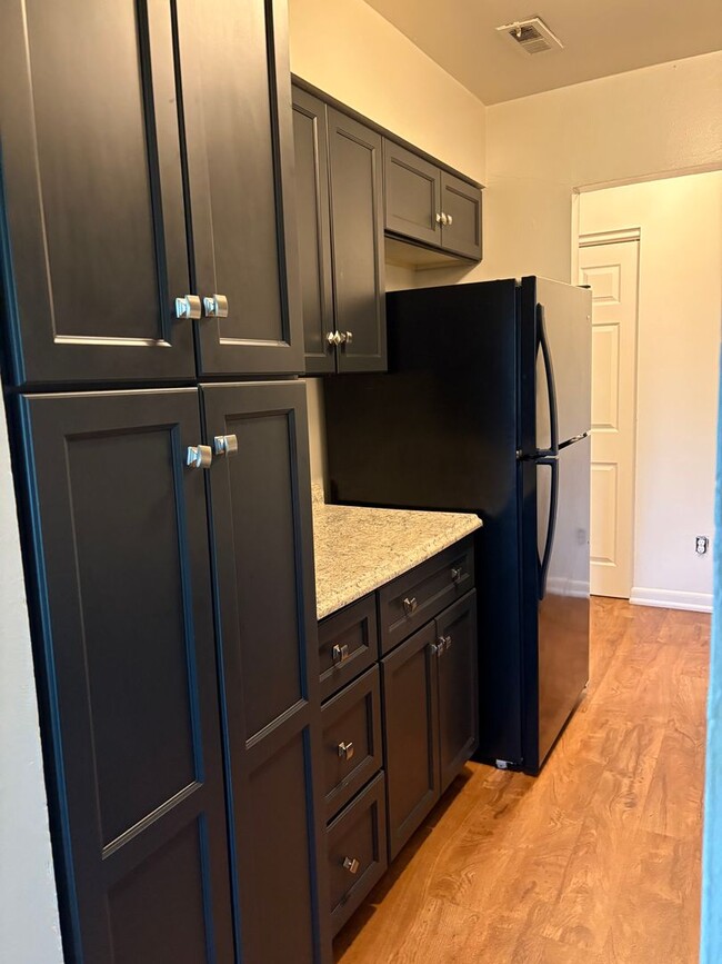 Building Photo - Newly Updated 3 bedroom apartment
