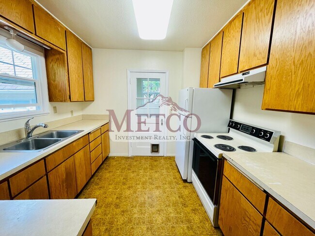 Foto del edificio - 4 bedroom 1 1/2 bath home close to U of O