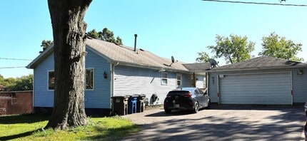 Building Photo - 4717 Willow Dr