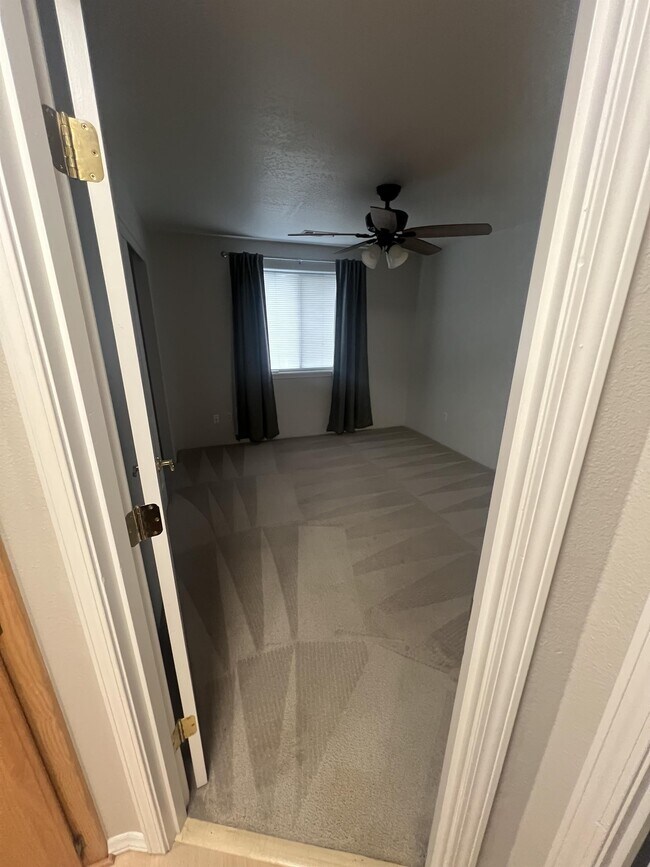 Foto del edificio - 1740 Louise Ave