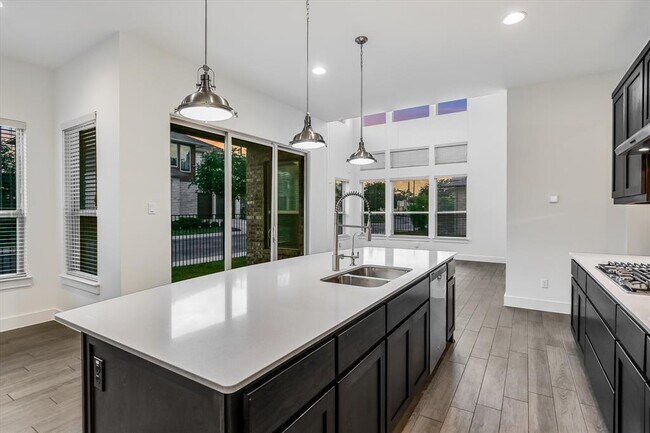 Foto del edificio - 301 Jeffrey David Ln W